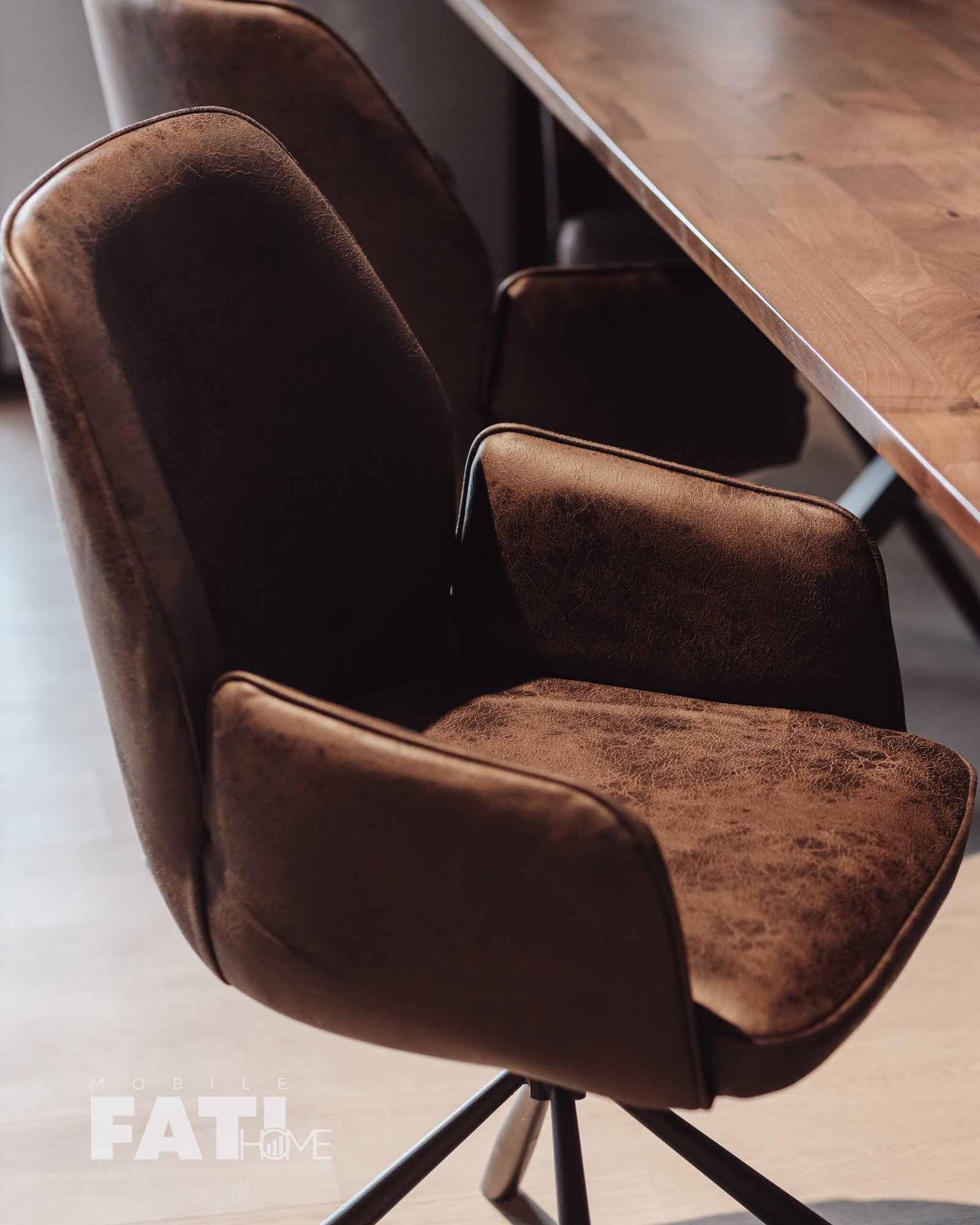 Afërsi e sediljes së karriges “Arden” me material kadifeje të errët.