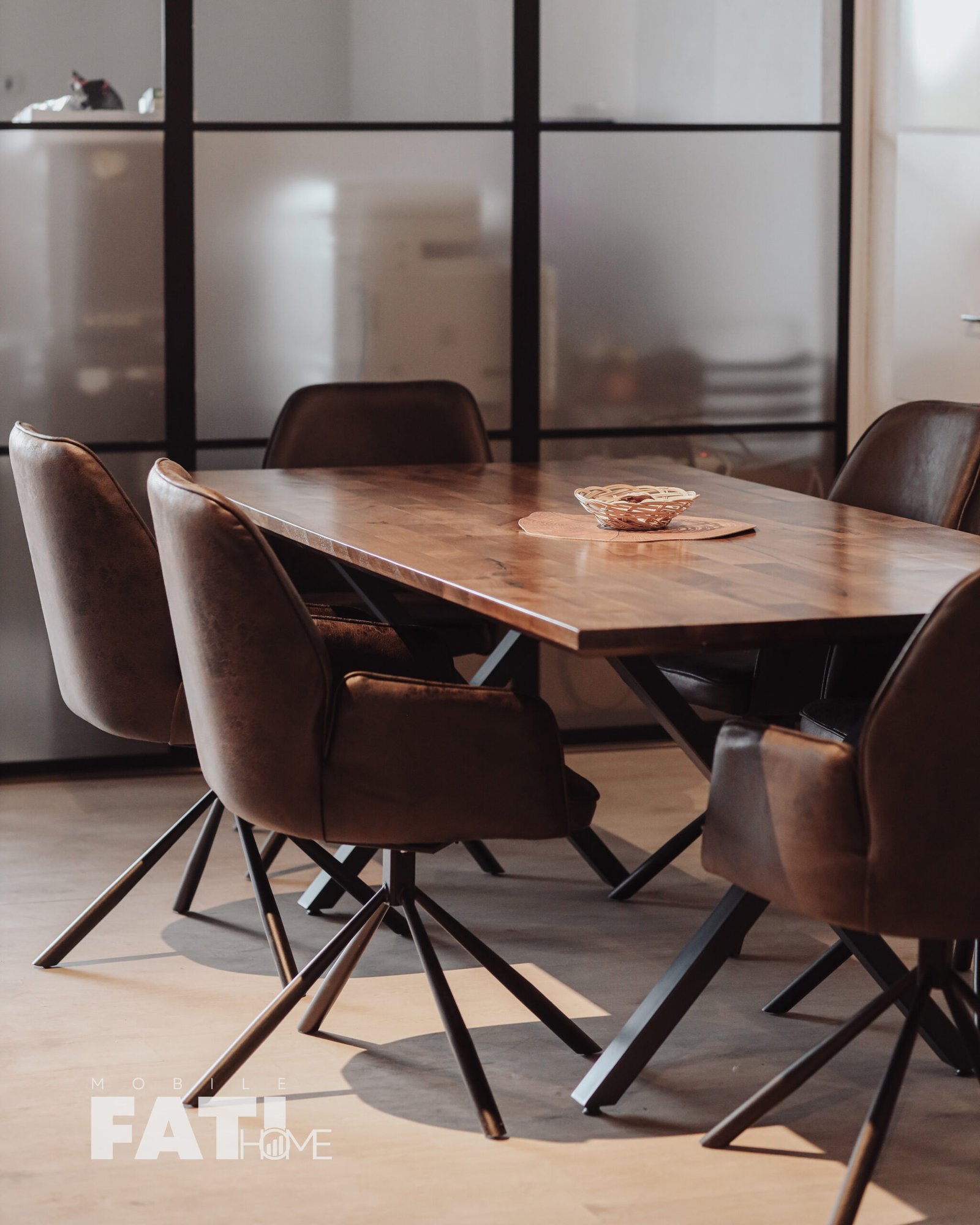 Pamje diagonale e karrigeve “Arden” rreth tryezës prej druri masiv.