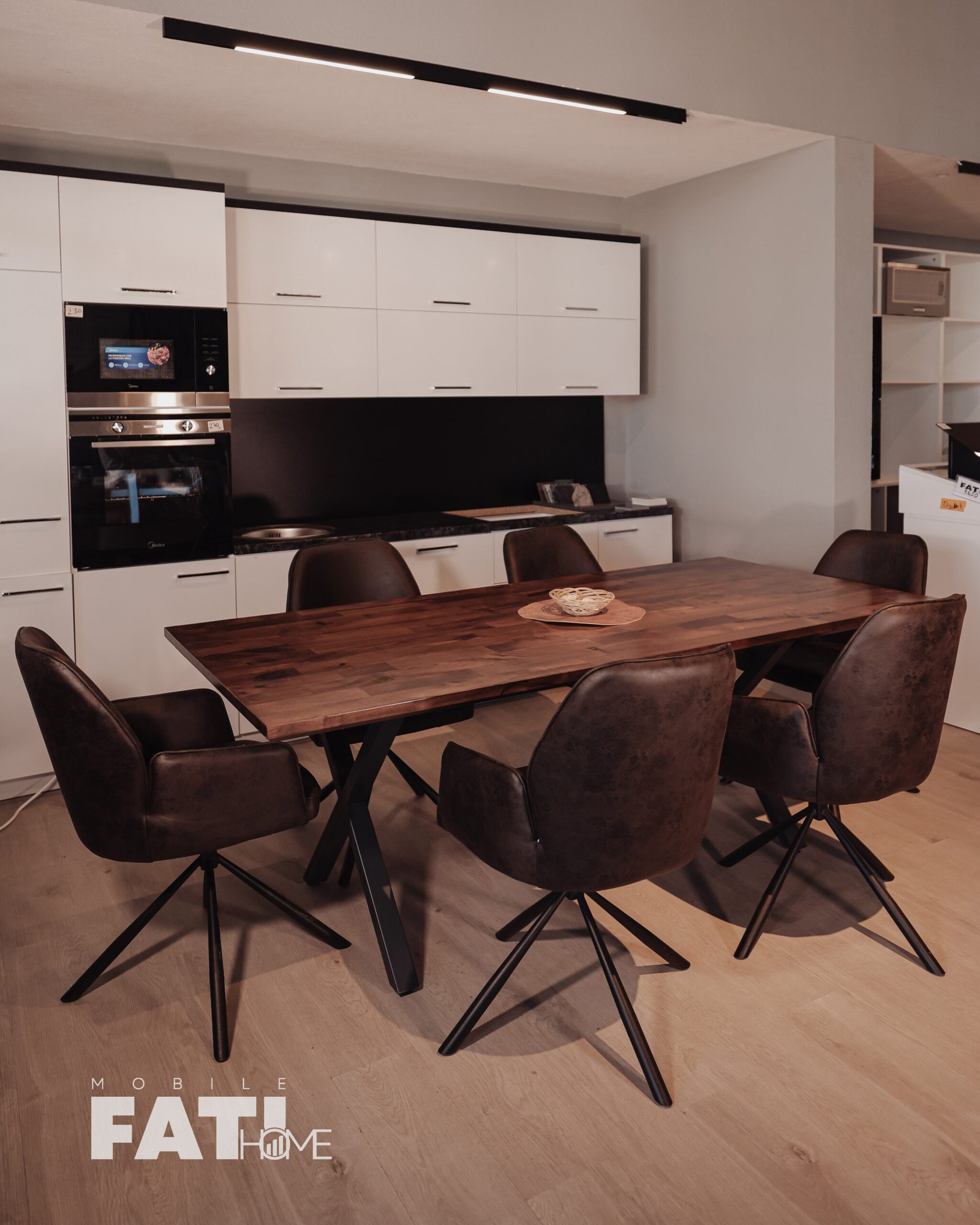 Pamje e plotë e setit të ngrënies me karriget “Arden” nga Fati Home, kombinim druri dhe metali